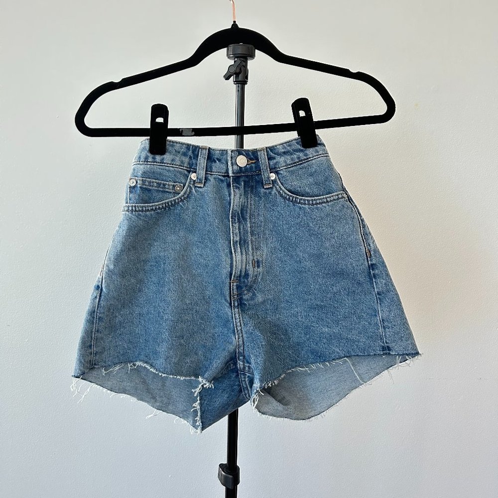 ROWE WEEKDAY HIGH WAISTED DENIM SHORTS (SIZE 26)